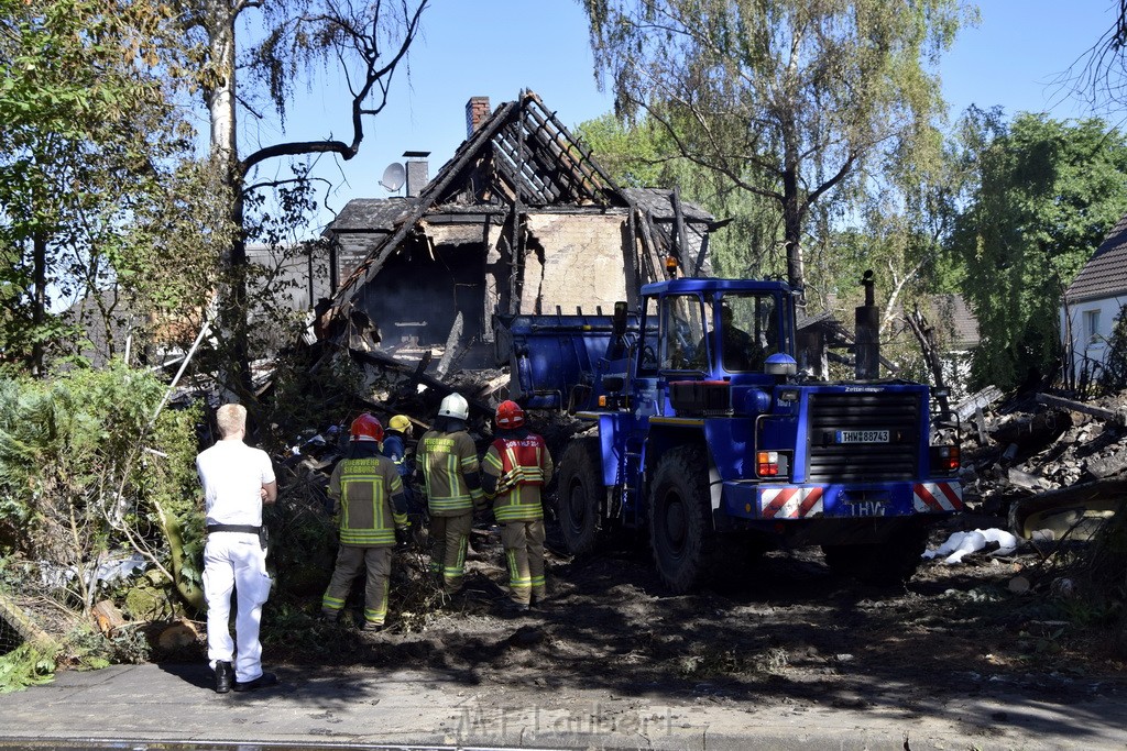 Grossfeuer Einfamilienhaus Siegburg Muehlengrabenstr P1351.JPG - Miklos Laubert